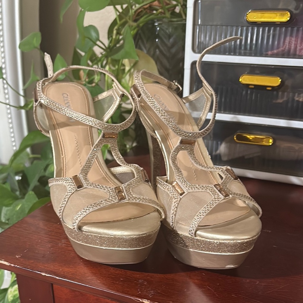Gianni Bini Gold Platform Sandals Elegant Strappy Design